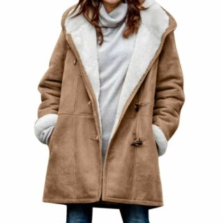 Mannequin femme, debout, portant un col roulé blanc et un manteau mi-long beige doublé en peluche blanche, elle a les mains dans les poches et le manteau, et ouvert. Sur un fond blanc.