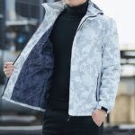 Blouson polaire homme à capuche et imperméable, de couleur blanc et gris clair
