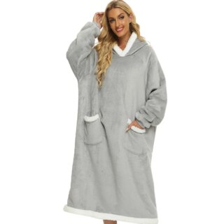 Mannequin femme blonde portant une longue cape polaire grise avec deux poches.