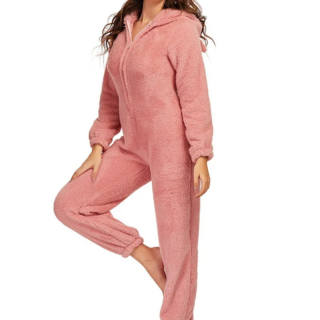 Grenouillère polaire femme rose à capuche avec oreilles sur une femme sur fond blanc