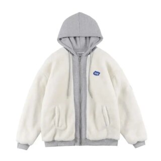 Doudoune veste polaire bimatière blanche et grise, avec une capuche et qui se ferme par une fermeture éclair. En fausse fourrure blanche et coton gris.