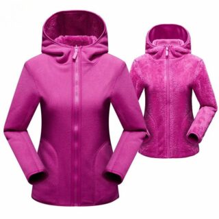 Veste polaire rose fermée par une fermeture éclair, avec une capuche, réversible. Premier plan veste coté polaire, second plan côté velours.