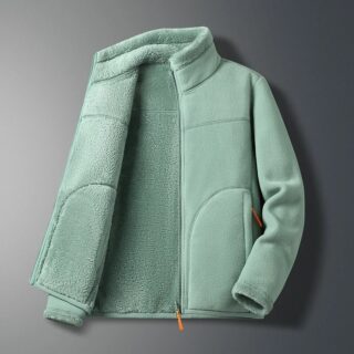 Veste polaire verte pastelle, doublée en velours épais vert également. Un côté de la veste est ouvert pour voir l'intérieur.