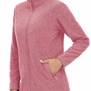 Gilet polaire rose, fermé par une fermeture éclair, avec des poches. Porté par une mannequin, on ne voit que son buste et ses bras, elle a une main dans la poche, l'autre bras le long du corps.