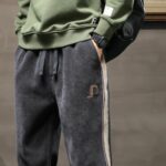 Jogging polaire homme gris avec bande blanche