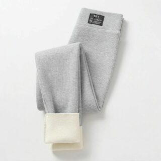 Legging gris clair, plier avec le bas retroussé pour voir la doublure blanche. Une étiquette avec des écritures au niveau de la taille.