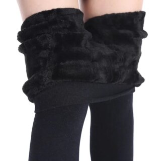 Jambes de mannequin, portant un legging noir doublé en velours doux noir. Retroussé du haut vers les genoux.