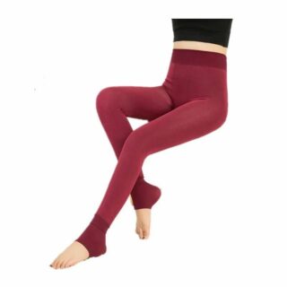 Mannequin portant un legging rouge taille haute. On ne voit que ses jambes sur un fond blanc.