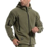 Polaire homme avec fermeture à zipper style veste tactique militaire kaki, multipoche porté par un homme