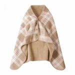 Poncho couverture, avec trois boutons, beige, à carreaux. Doublé en velours beige aussi. Sur fond blanc.