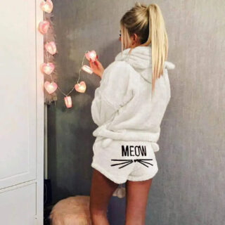 Pyjama polaire femme sexy avec short et capuche sur une femme de dos sur fond gris