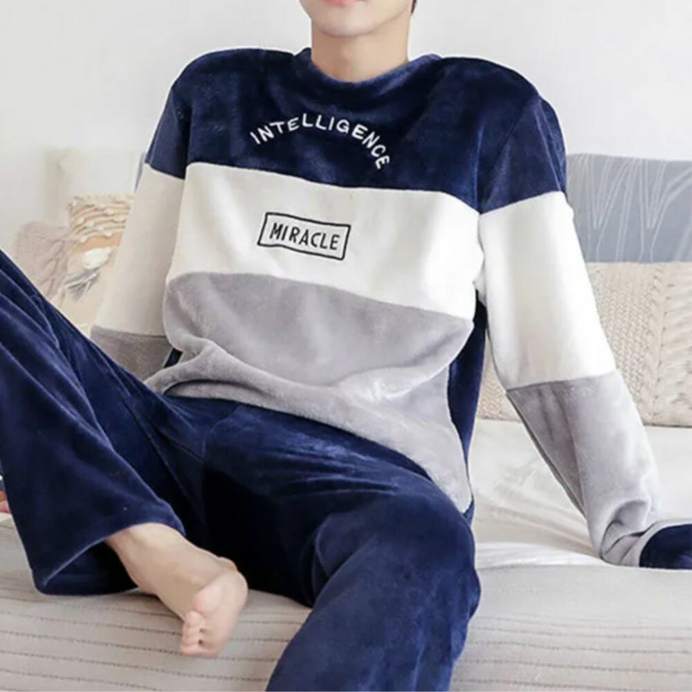 Pyjama polaire homme à rayure bleu blanc et gris avec inscription Pyjama polaire homme à rayure bleu blanc et gris avec inscription