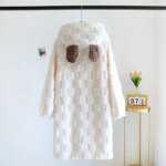 Un peignoir blanc en polaire suspendu