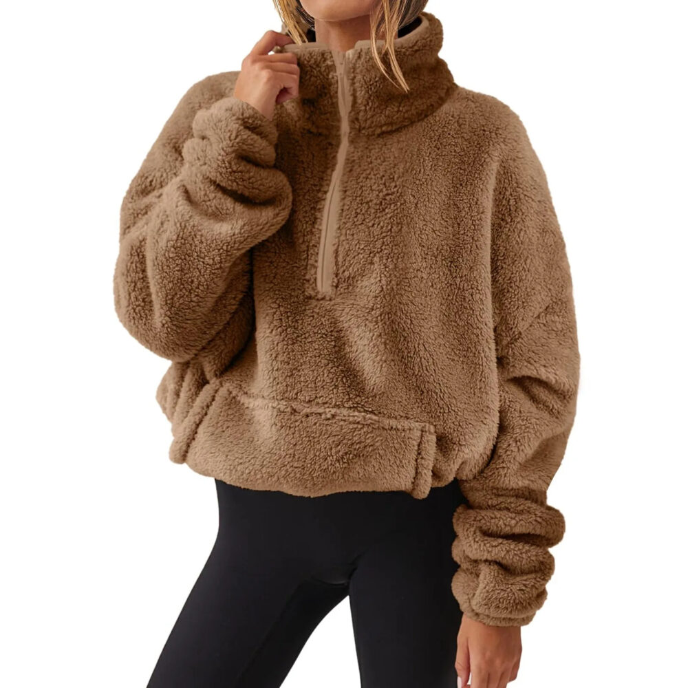 Sweat polaire femme à col montant avec fermeture éclair et poches sur une femme sur fond blanc