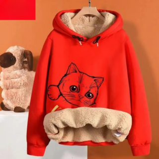 Sweat polaire femme avec capuche et imprimé de chat sur un cintre sur fond orange
