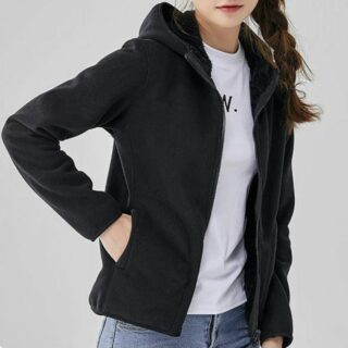 Mannequin portant un t-shit blanc et une veste polaire noire, ouverte, avec des poches, elle a une main dans la poche.