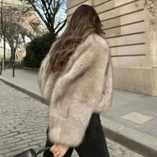 femme portant veste fausse fourure
