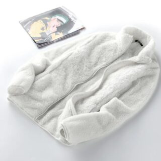 Veste polaire blanche en velours épais tout doux. Se ferme par une fermeture éclair. Le col est montant. Elle est posée sur un sol blanc avec un magazine posé à gauche.