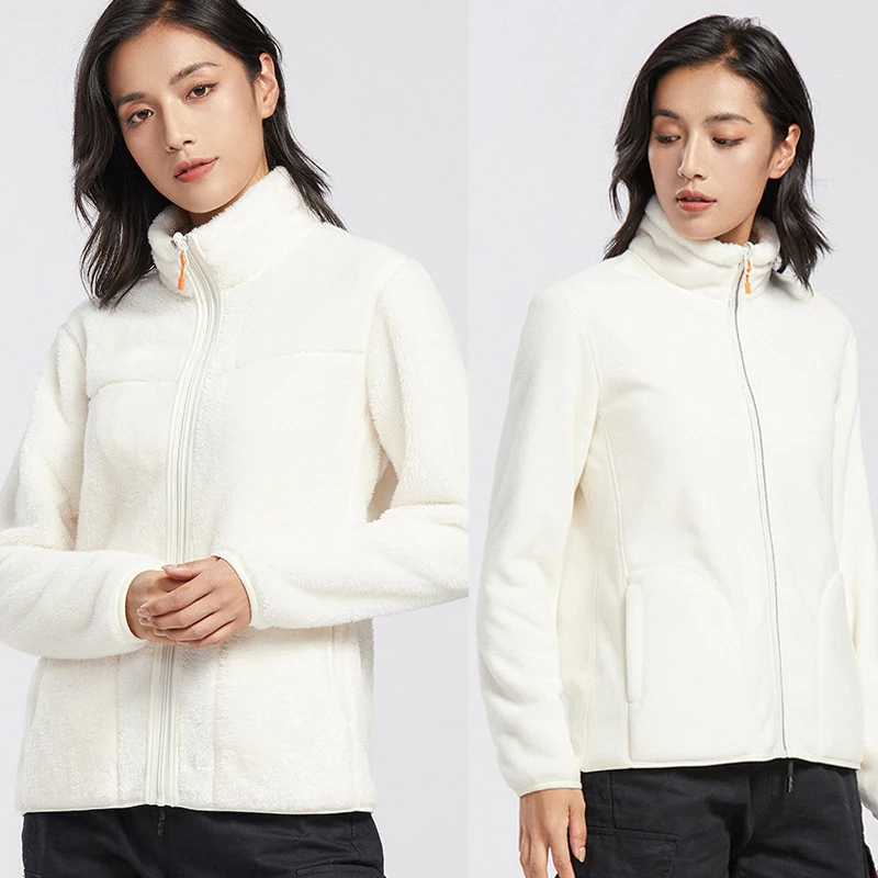 Mannequin femme brune, portant une veste polaire blanche réversible. La photo est divisée en deux, à gauche, elle porte la veste côté recto, et à droite côté verso. Sur un fond est gris très clair.