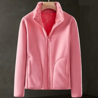 Veste polaire rose bonbon à manche longue, avec fermeture éclair et col montant, et des poches plaquées. Doublé de velours épais tout doux. Sur un fond noir.