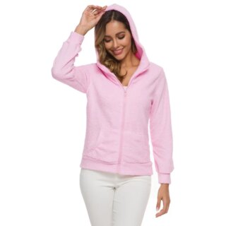 Mannequin femme debout, portant un pantalon blanc, et une veste polaire rose à capuche et fermeture éclair. On ne voit pas ses jambes, un bras est le long du corps et l'autre tien la capuche qu'elle a sur la tête. La veste est fermée. Derrière le fond est blanc.