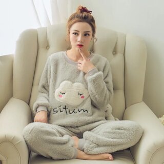femme portant un Pyjama polaire femme en pilou motif nuage