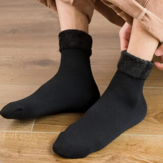 Chaussette polaire élégante et confortable en coton noire portée aux pieds d'un homme