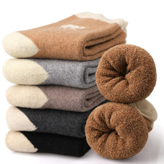 Lot de cinq paires de chaussettes polaires douces et chaudes sur fond blanc