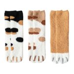 Lot de trois paires de chaussettes polaires épaisses et confortables sur fond blanc