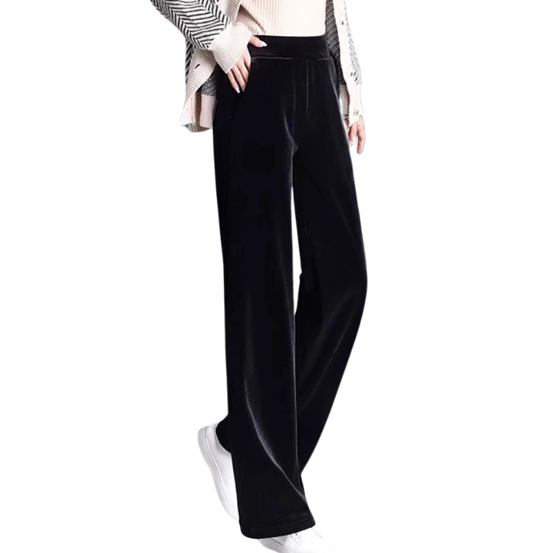 Pantalon polaire femme chic et élégant porté par une femme sur fond blanc