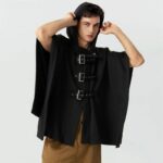 Poncho polaire homme vintage et tendance à capuche porté par un homme sur fond gris
