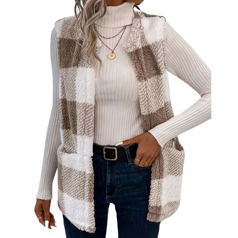 Polaire sans manche femme chic et élégante portée par une femme sur fond blanc