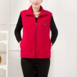 Polaire sans manche femme rouge chic et élégante portée par une femme
