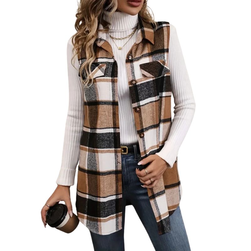 Polaire sans manche femme tendance à carreaux portée par une femme sur fond blanc