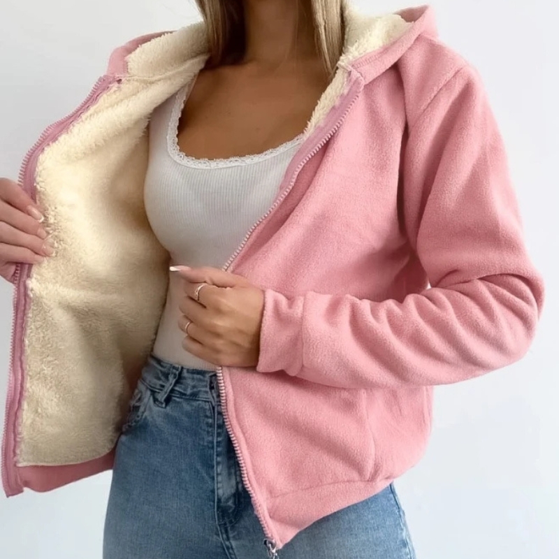 Polaire zippé femme doublé et confortable porté par une femme avec un jean bleu sur fond gris