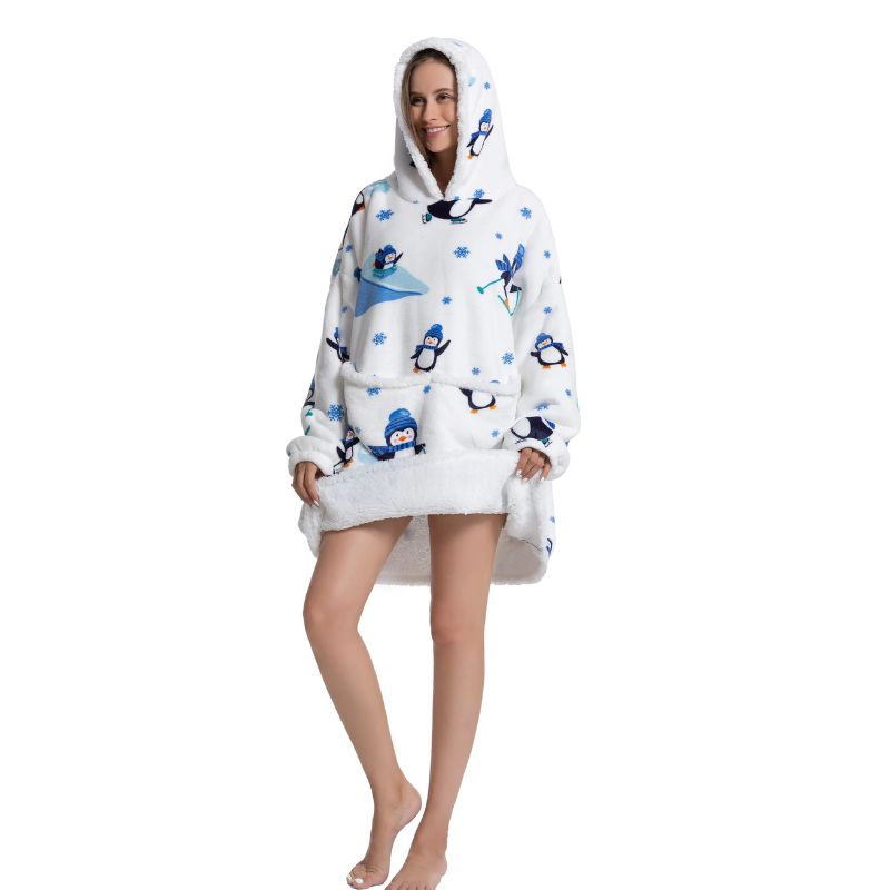 Pull plaid blanc à capuche au design de dessin animé porté par une femme sur fond blanc