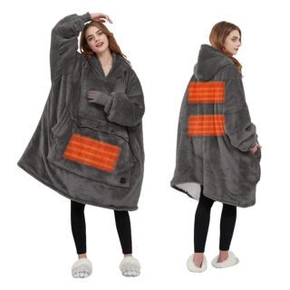 Pull plaid chauffant en polaire à grande poche gris porté par une femme sur fond blanc