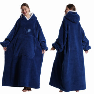 Pull plaid en polaire large et confortable bleu porté par une femme sur fond blanc