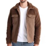 Veste polaire homme épaisse à boutons portée par un homme avec un haut blanc et un jean bleu sur fond blanc