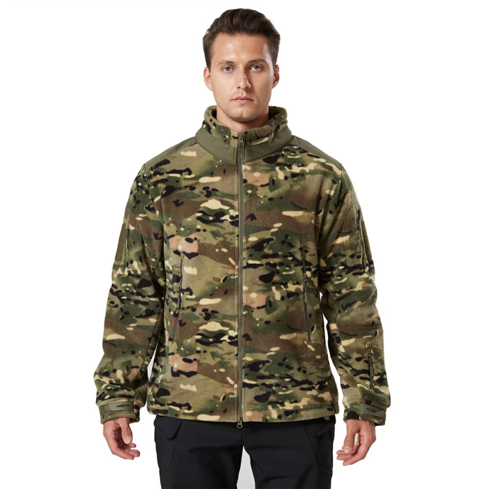 Polaire militaire motifs camouflage sur un homme sur fond blanc